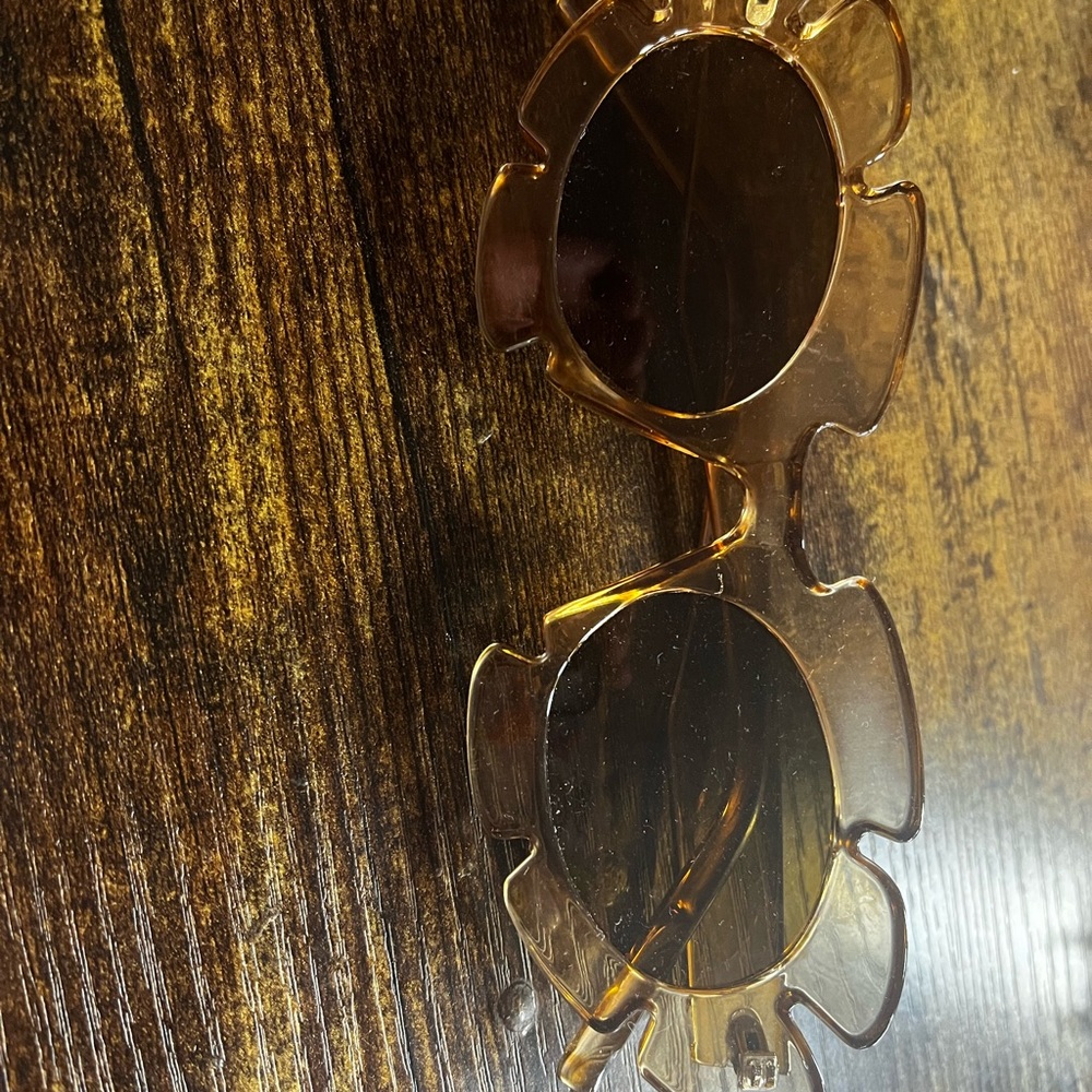 Brown vintage style sunglasses with grooves
